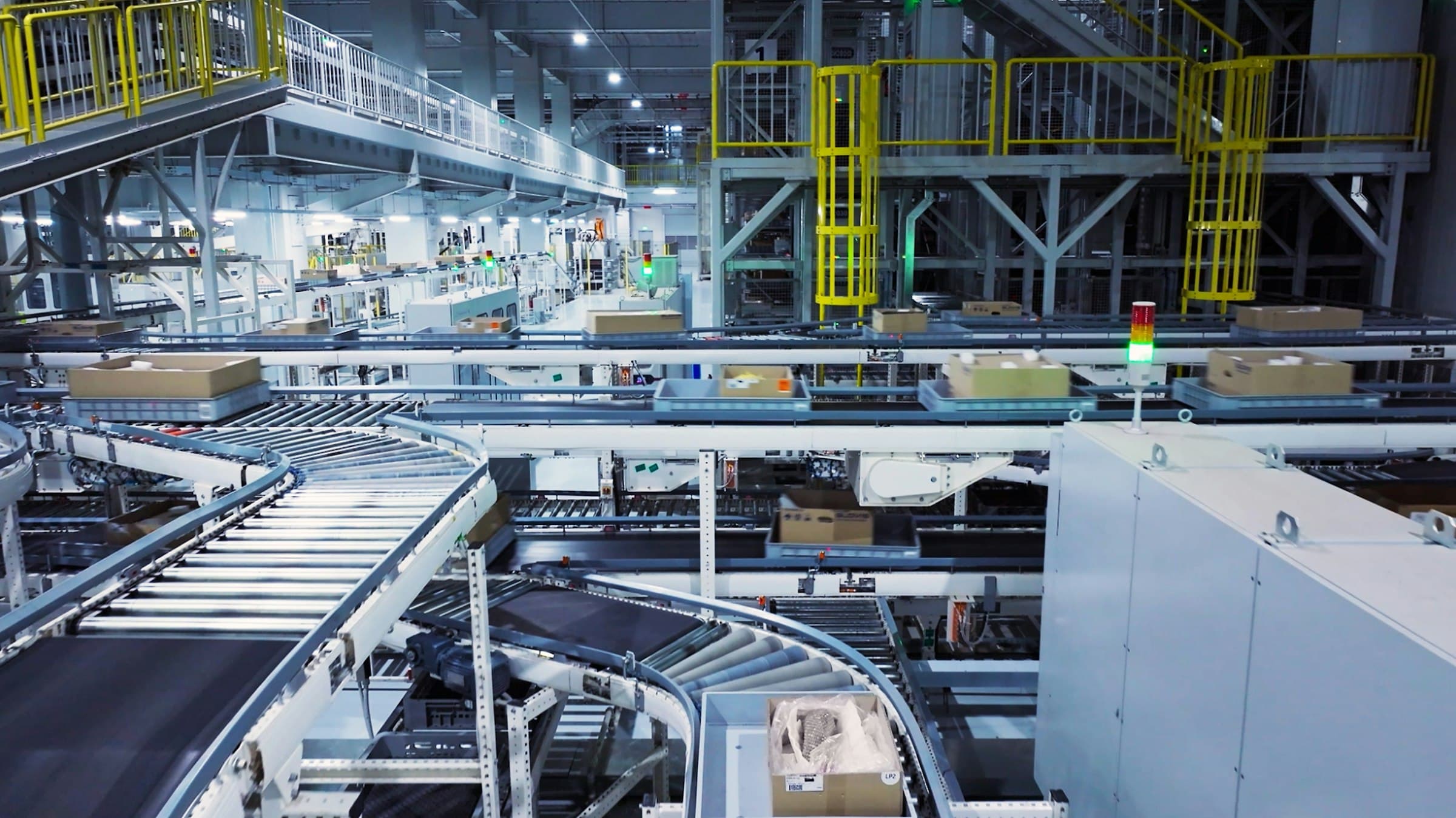 Linea di smistamento con nastri trasportatori
